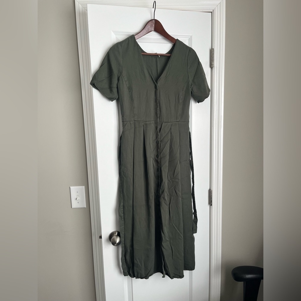 Elegant Green V-Neck Dress